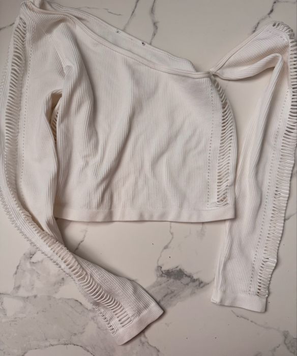 Топ з оголеним плечем з довгим рукавом