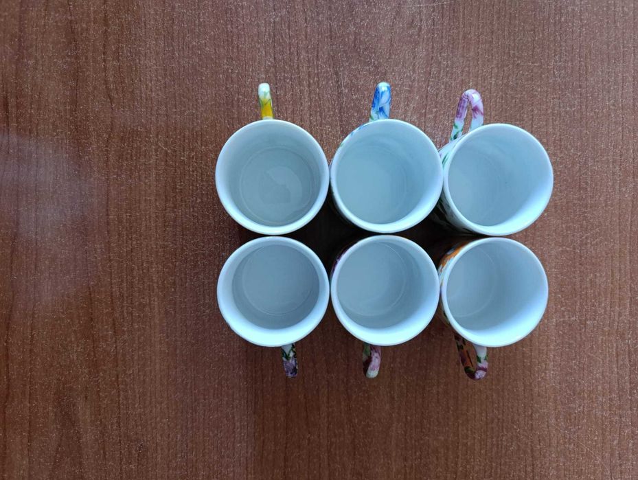 Conjunto de 6 chávenas em porcelana com padrões florais coloridos