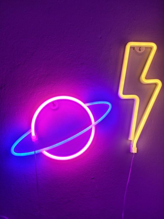 Neony światła led na ścianę