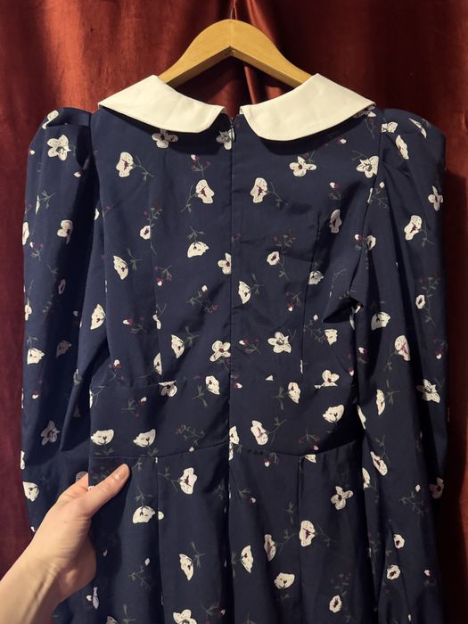 Романтична сукня з білим комірцем