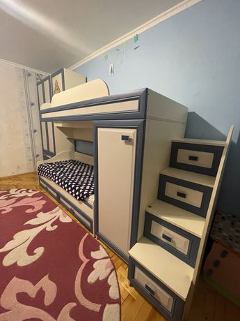 Дитяче двохповерзове ліжко з шафою та тумбами