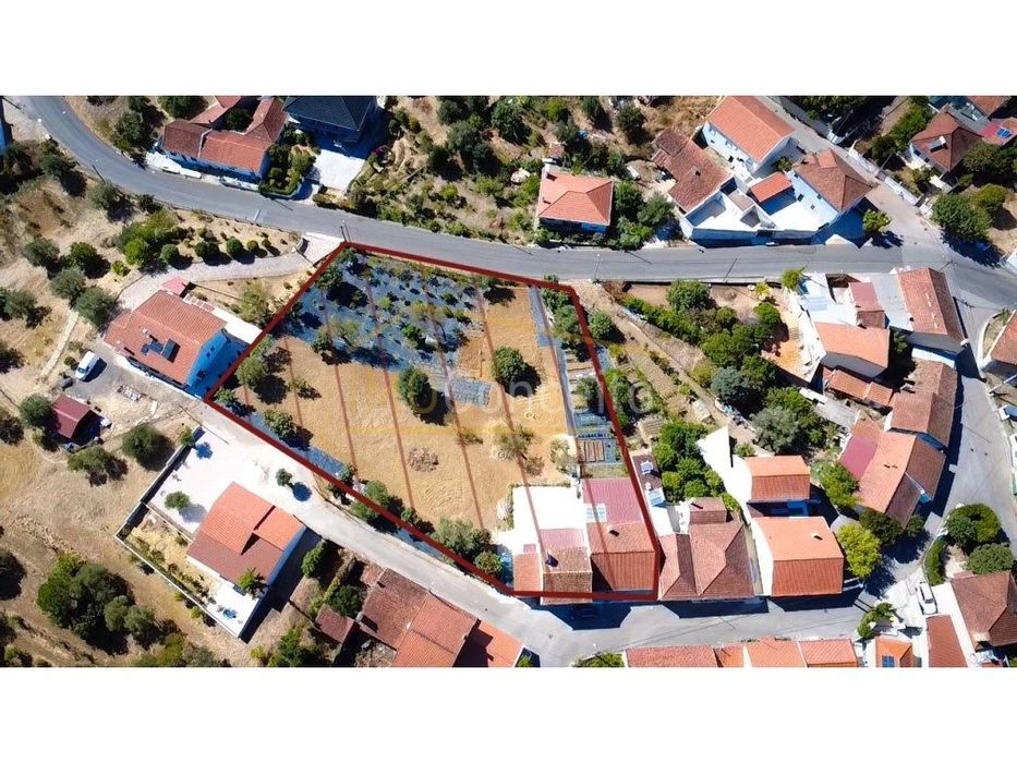 Conjunto de 2 moradias com terreno e garagem - Casais Martanes