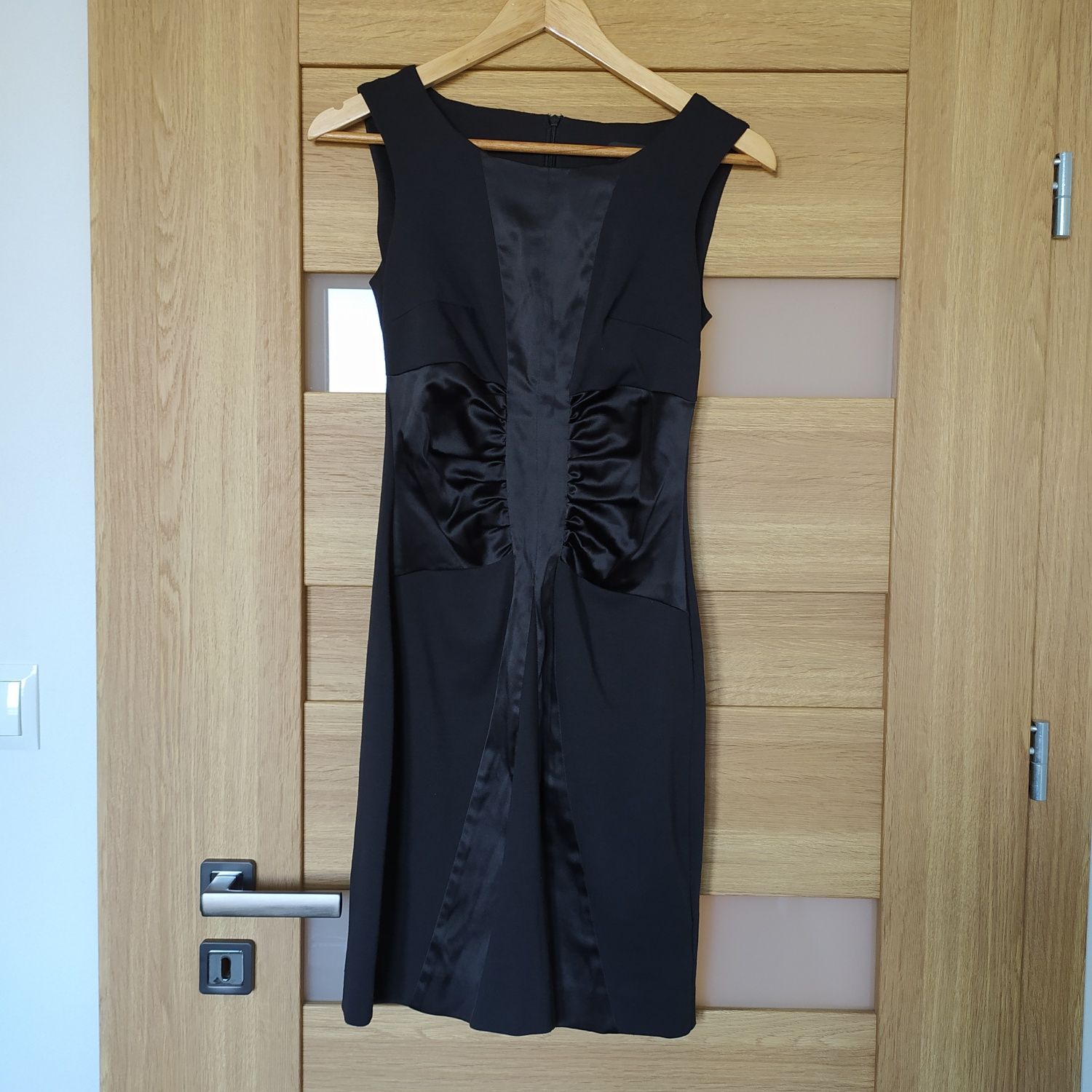 Czarna elegancka dopasowana sukienka S święta