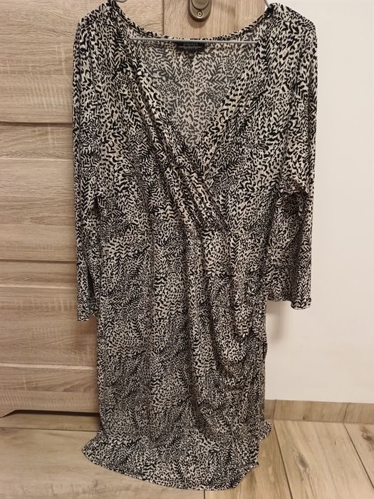 Damska sukienka ozdobny wzór print kopertowy przekładany dekolt Papaya