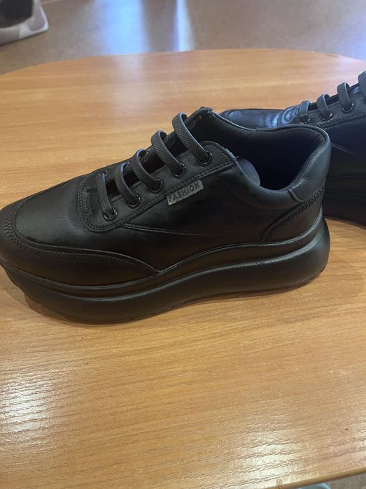 Продам шкіряні кросівки