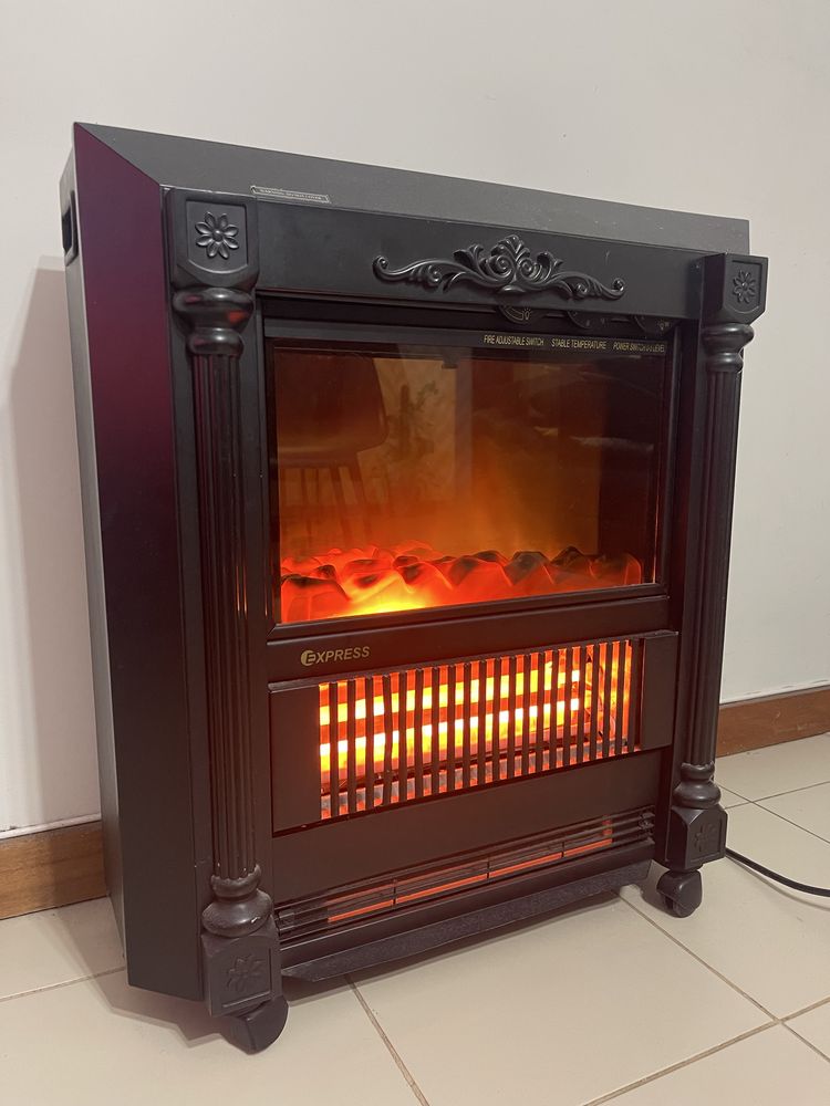 Aquecedor com decoração a imitar uma lareira