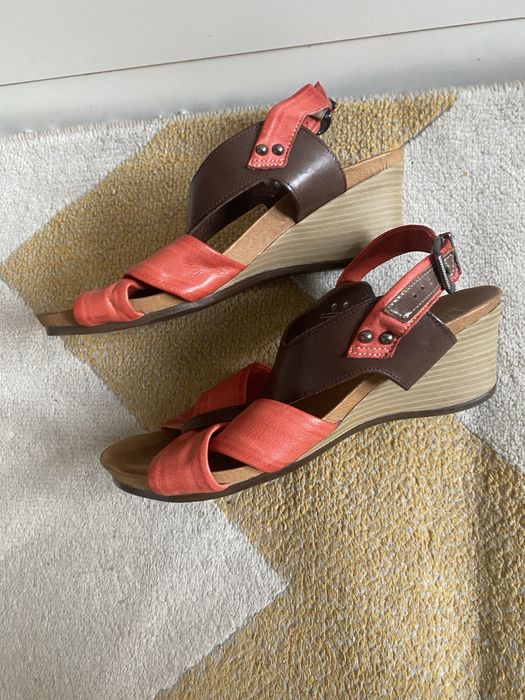 Skorzane sandaly  na malej koturnie rozm 40