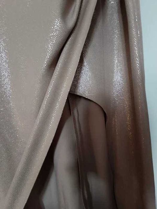 Złota sukienka z rozcięciem