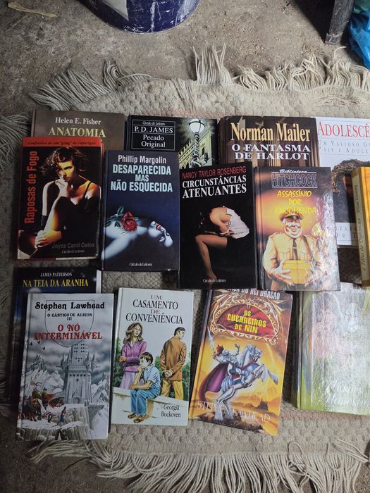 Livros variados de diferentes estilos
