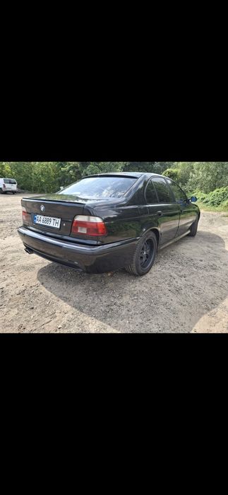 БМВ е39 528 рестайлинг.