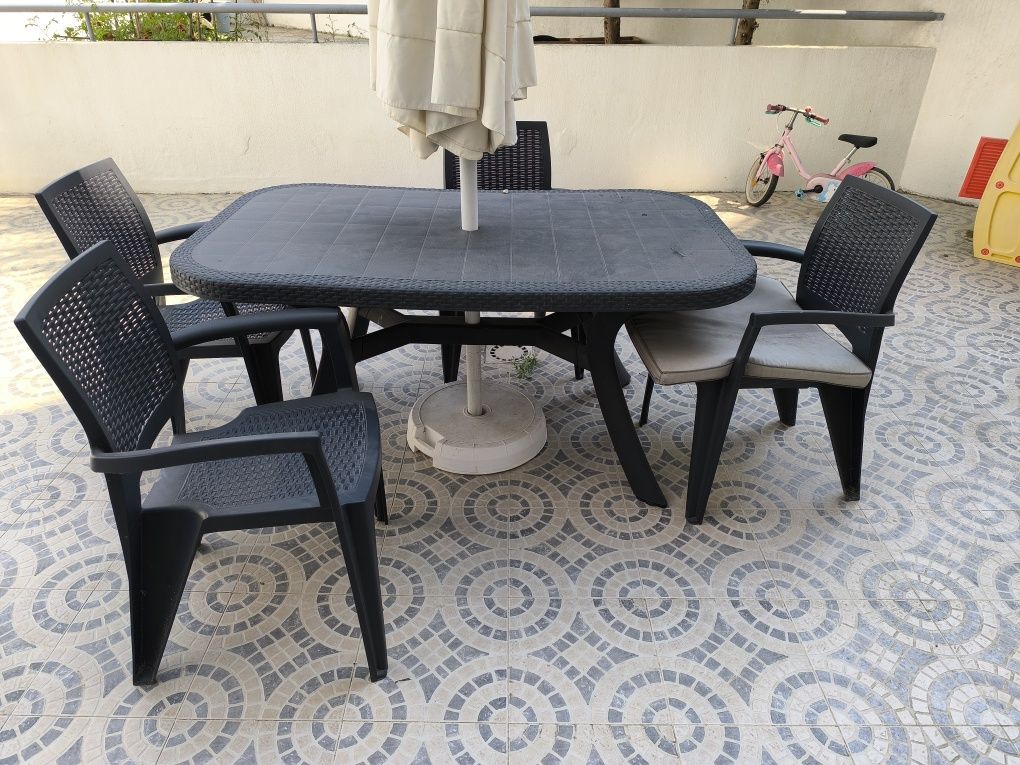 Mesa e 4 cadeiras de jardim