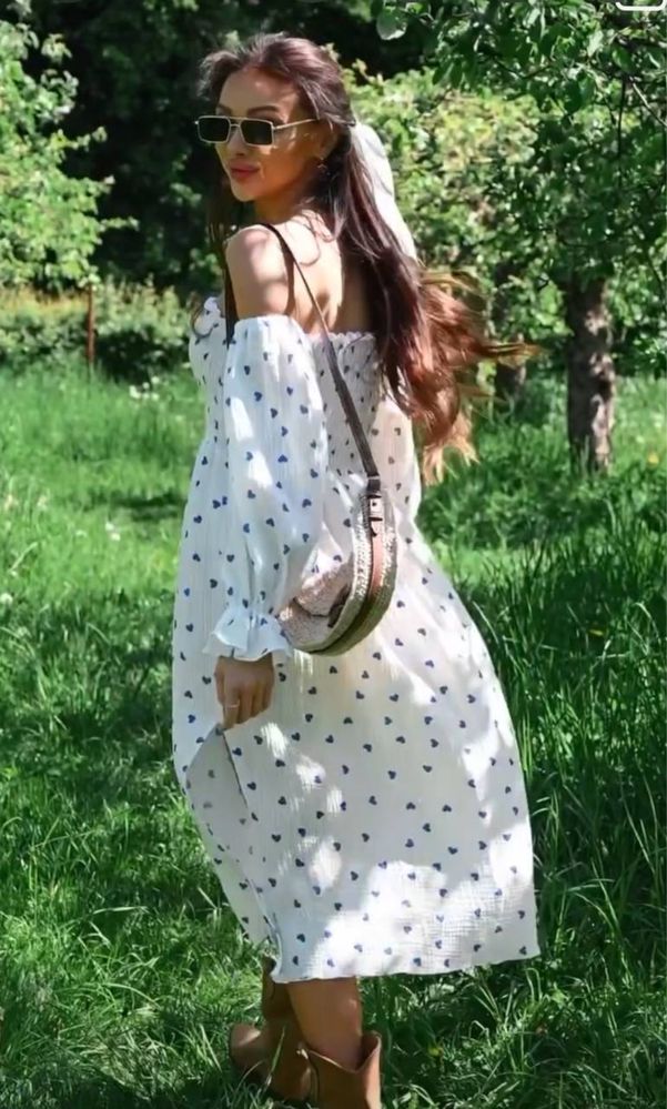 Біла муслінова сукня в сердечко