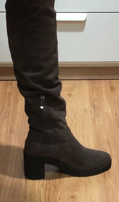 Чоботи зимові жіночі.