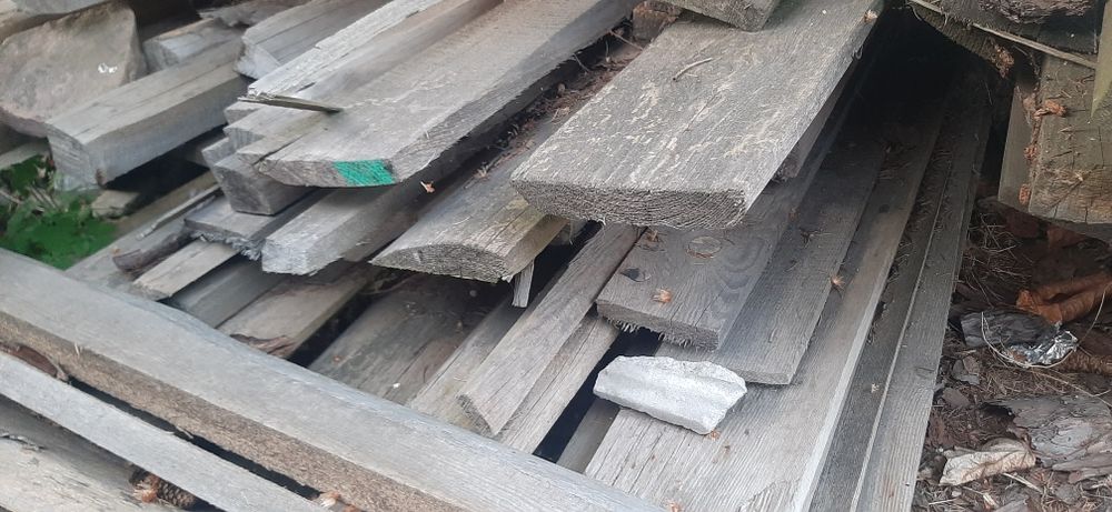 Deski krawędziaki listewki pozostałości po budowie nieużywane szalunki