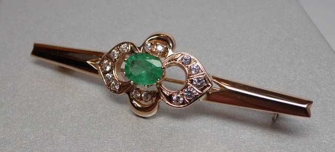 Złota broszka naturalny szmaragd i cyrkonie.