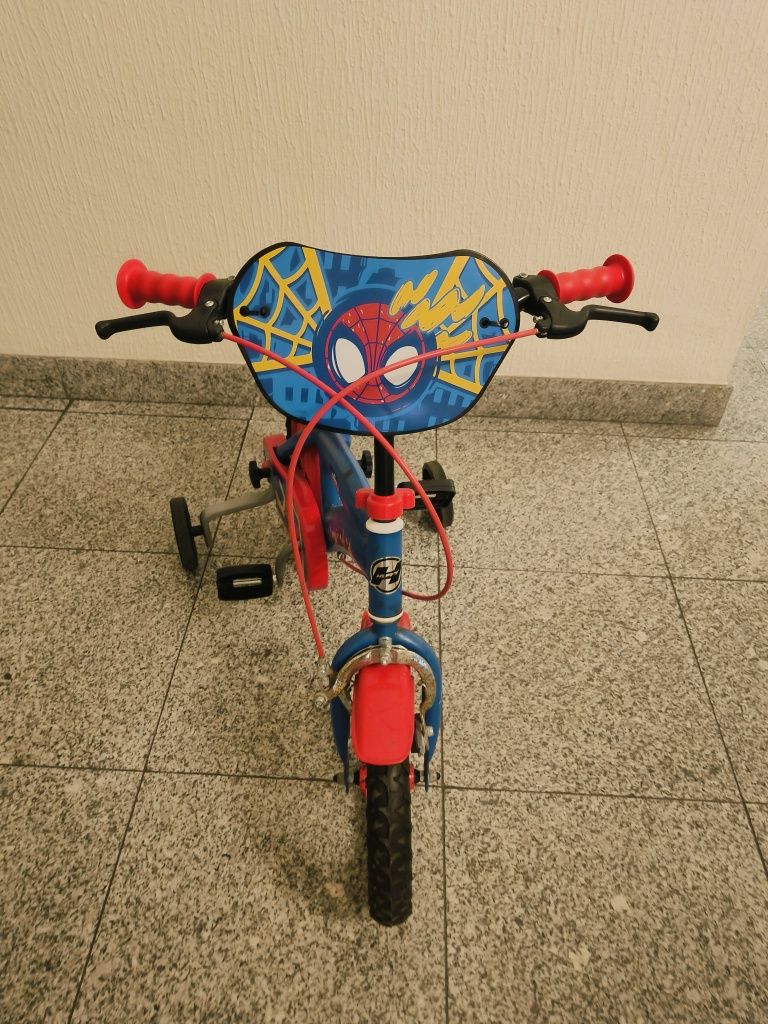 Bicicleta Spidey com pedais e rodinhas