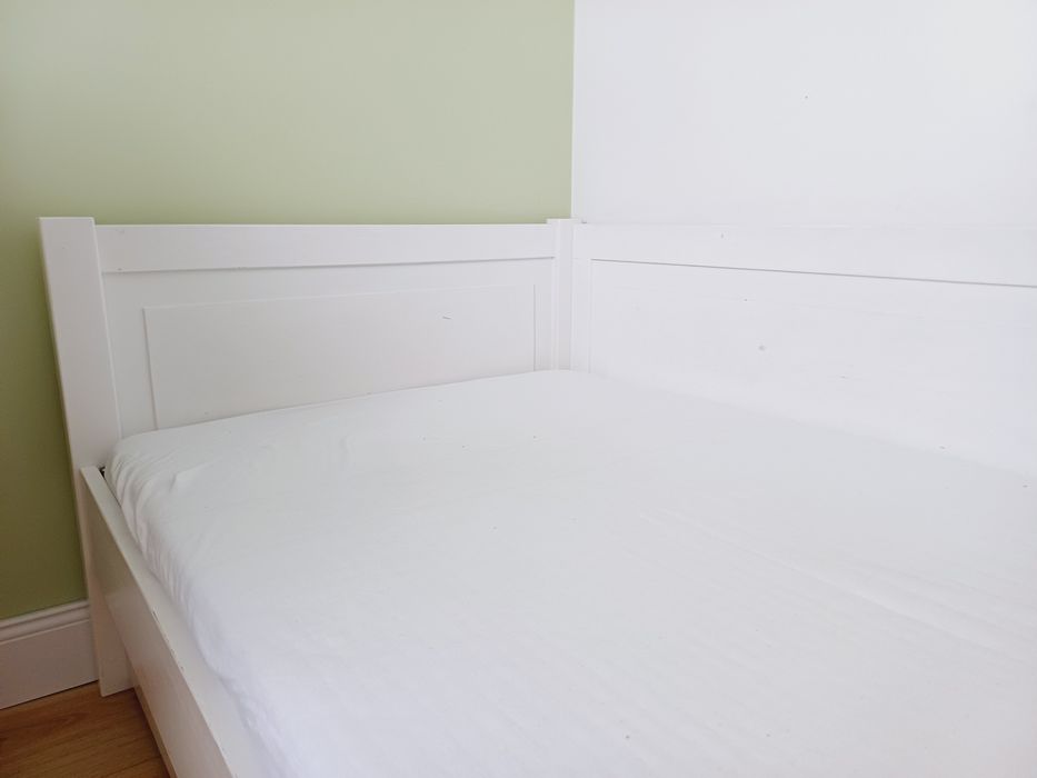 Drewniane, białe łóżko ze stelażem i materacem dla dziecka 180×80