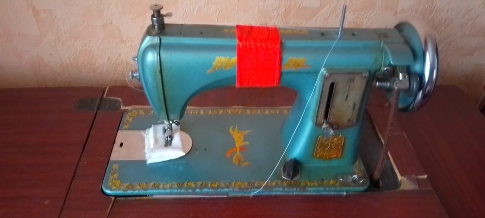 Швейна машинка , ножний привід . Китай .