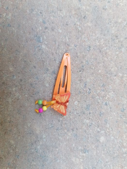 Travessões e ganchos para o cabelo.