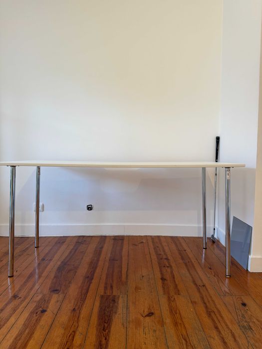 Secretária branca com pernas de aço