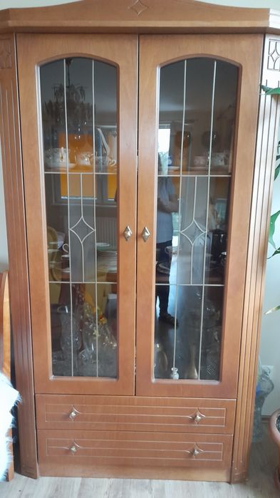 Sprzedam meble do pokoju witryna ,komoda, stół rozkładany i 4 krzesła