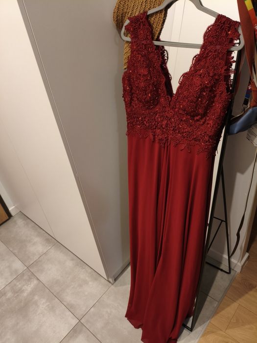 Burgundowa suknia wieczorowa