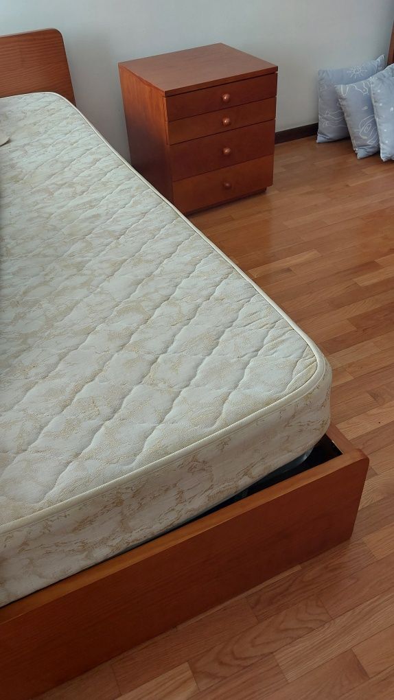 Cama solteiro e mesa de cabeceira