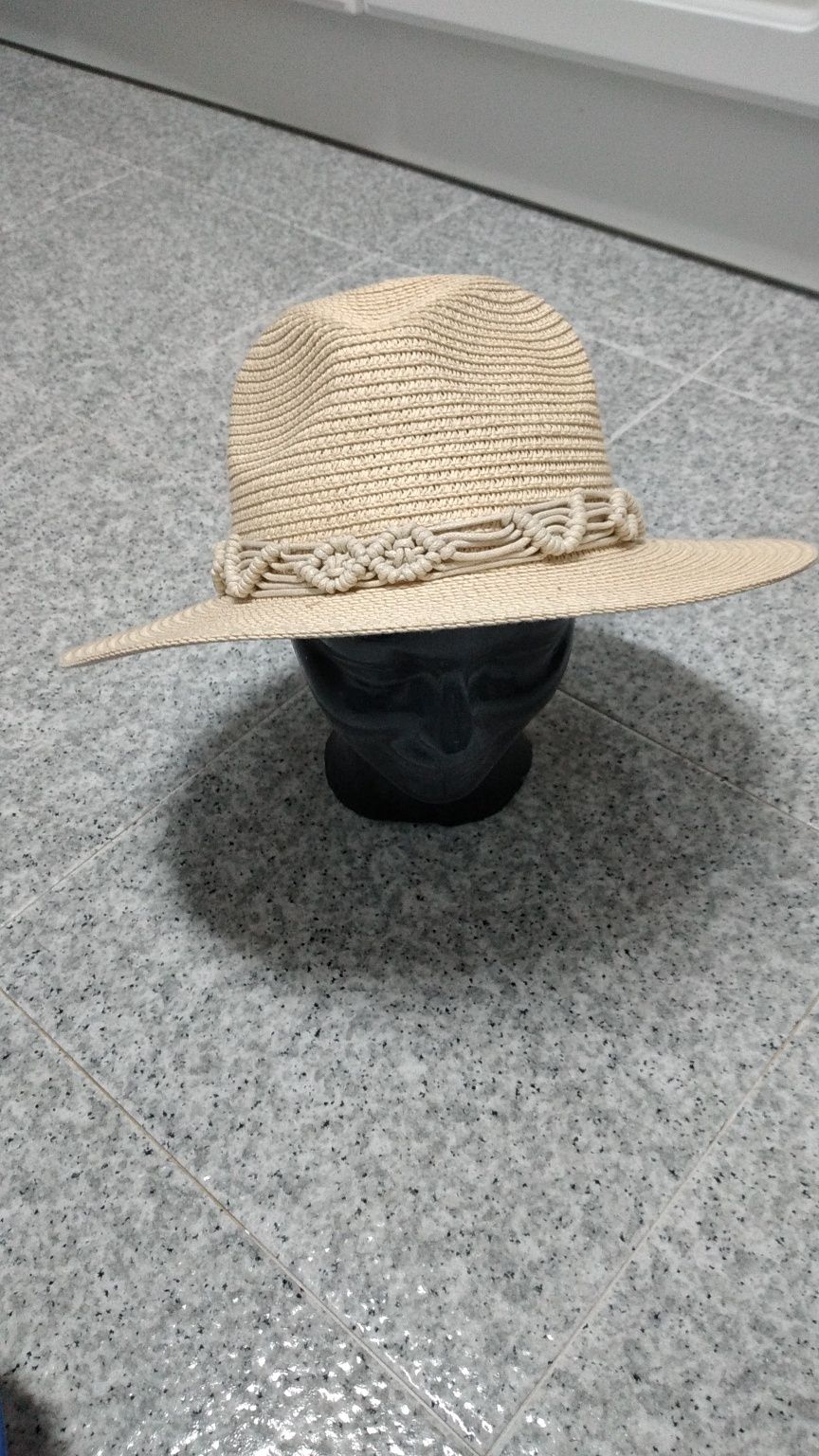 Vários chapéus para senhora