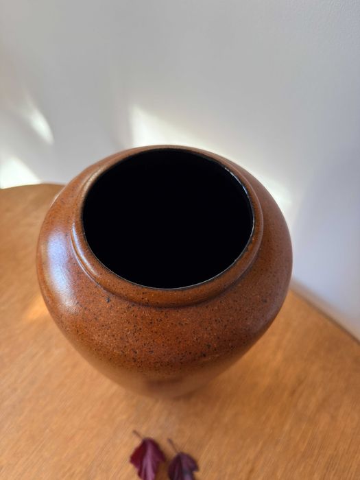 Elegancki,duży ceramiczny wazon w odcieniach brązu. Nakrapiany.