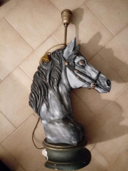 Cavalo candeeiro estátua