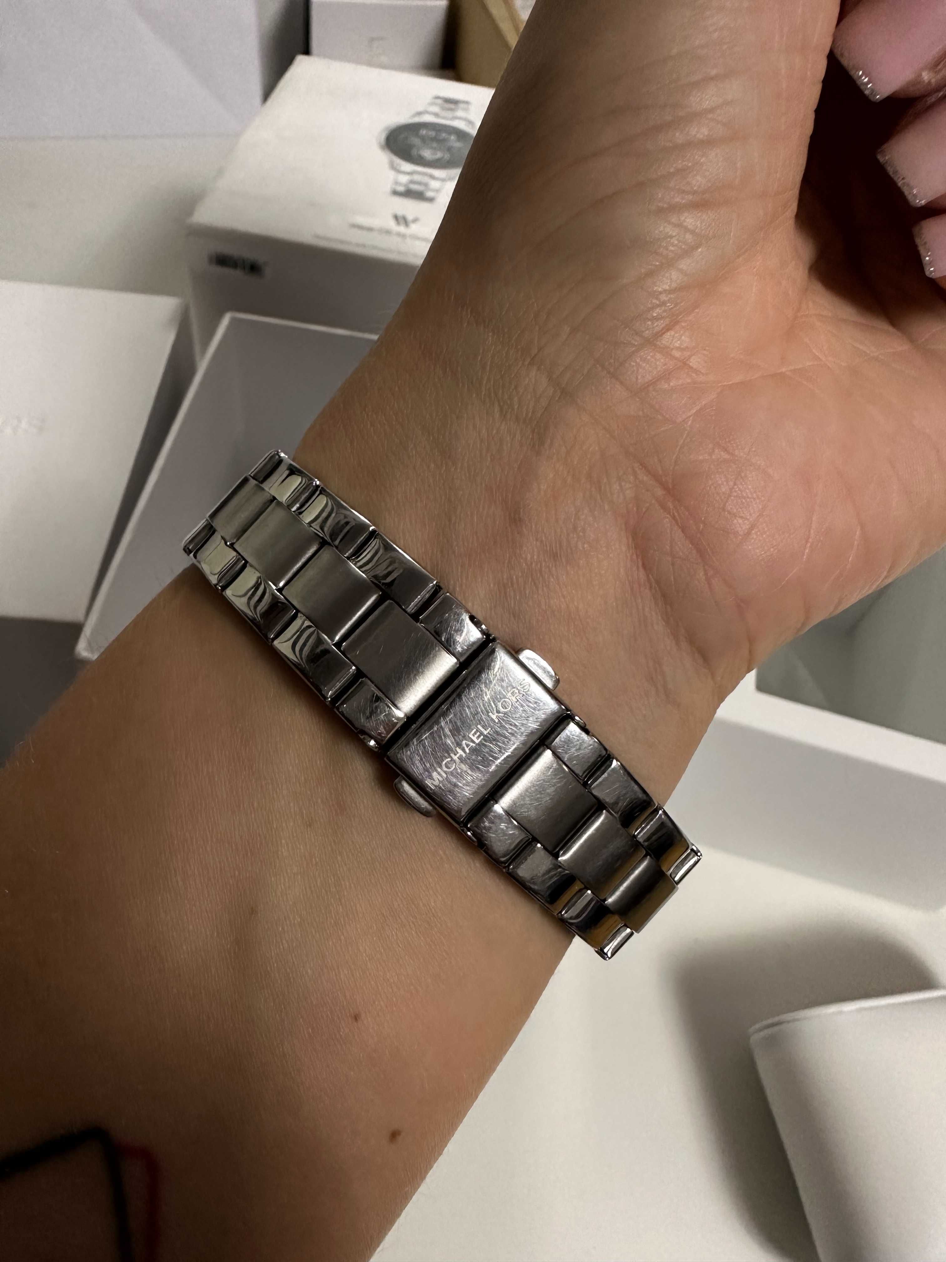 MKT5044 Michael Kors Access smartwatch srebrny zegarek uszkodzony