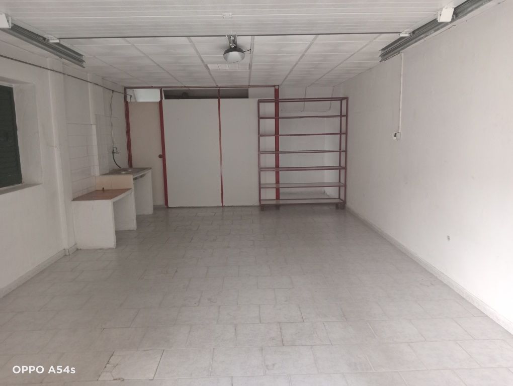 Arrenda-se box +/- 32 m2- Pinhal Novo