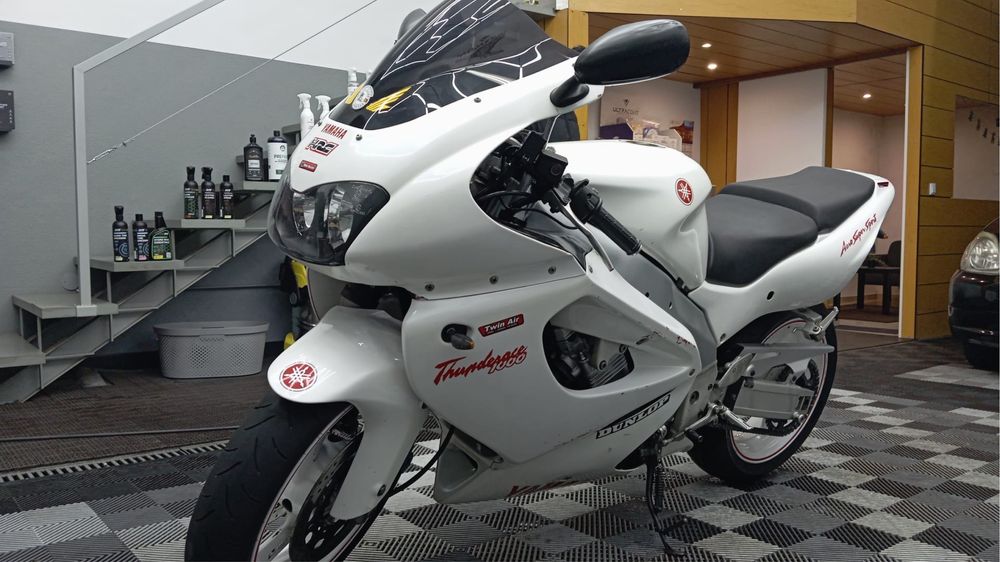 Moto yamaha thunderace 1000