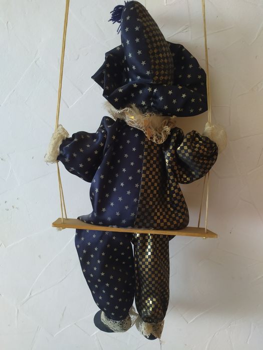 Клоун на качели подвесной