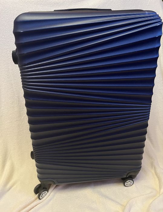 Валіза на чотирьох колесах