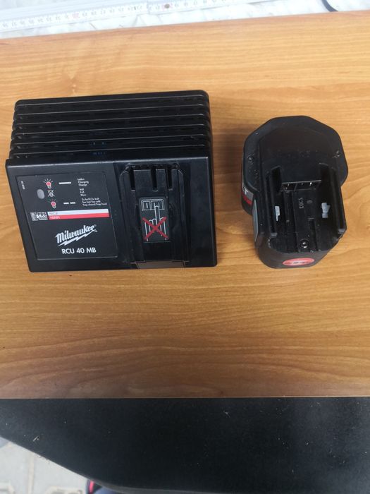 Ładowarka Milwaukee rcu 40 mb +bateria