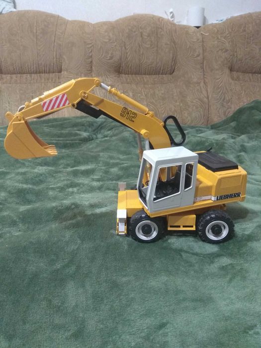 Екскаватор, бульдозер Liebherr Bruder