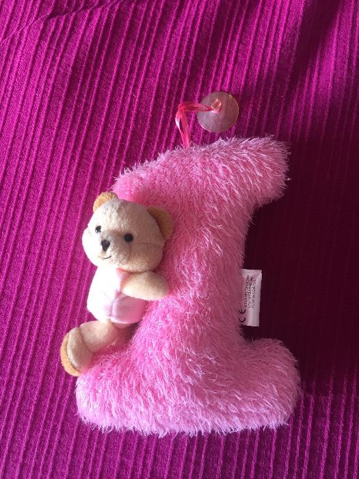 Peluche em formato de “I”
