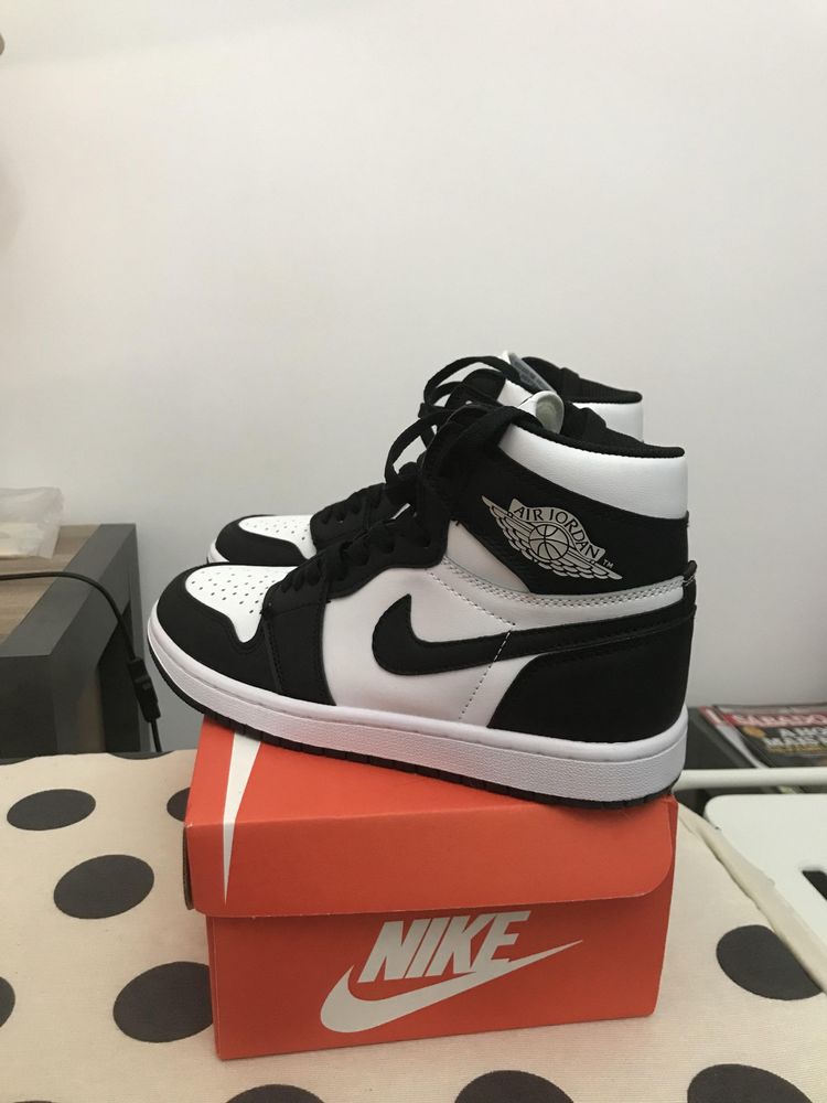 Air Jordan 1 Retro High Black & White