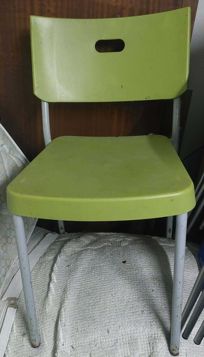 4 cadeiras (metal e plástico)