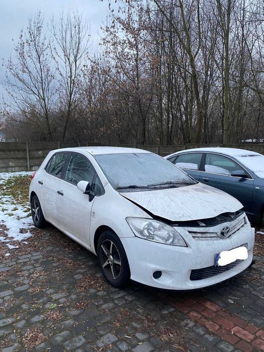 Toyota Auris 2013  -uszkodzona