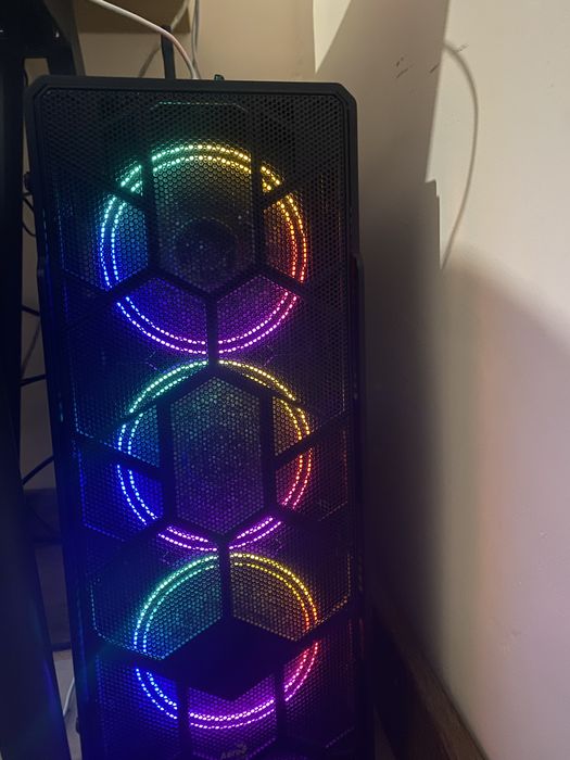 Sprzedam komputer gamingowy z pełnym zestawem + 2 monitory