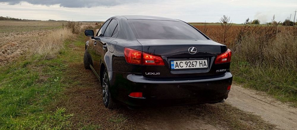 Продам Lexus is 220