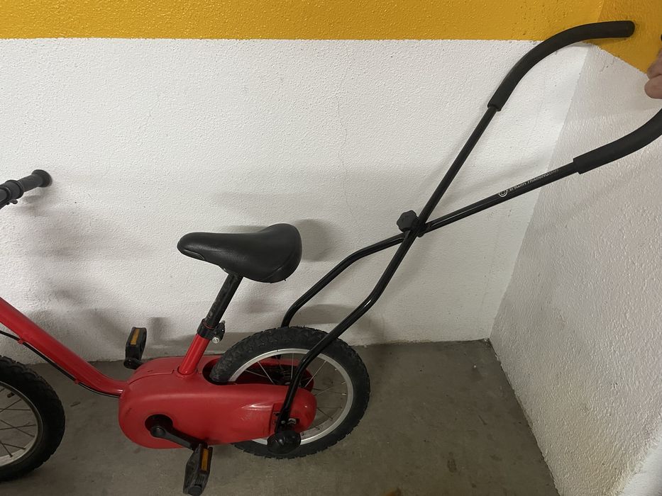 Bicicleta com suporte para aprender a andar