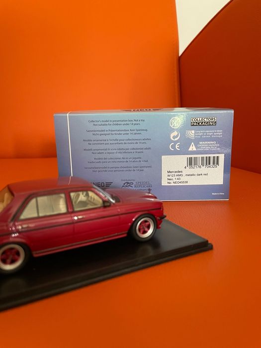 Carro miniatura de coleção Mercedes 280 E (W123) AMG