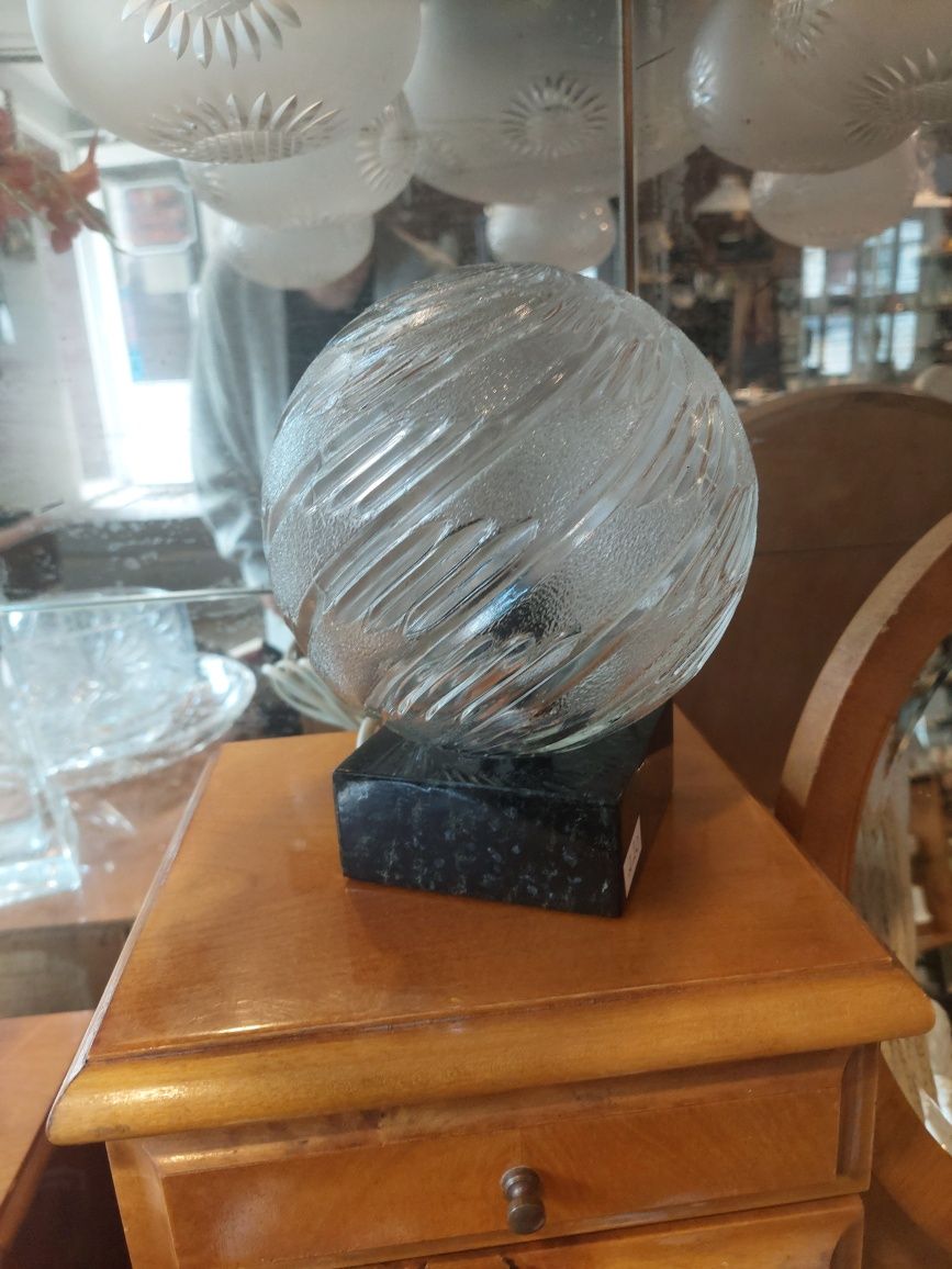 Lampki nocne Lampka szklana kula na kamiennej podstawie SPACE AGE
