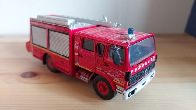 Wóz strażacki Renault - model 1:64