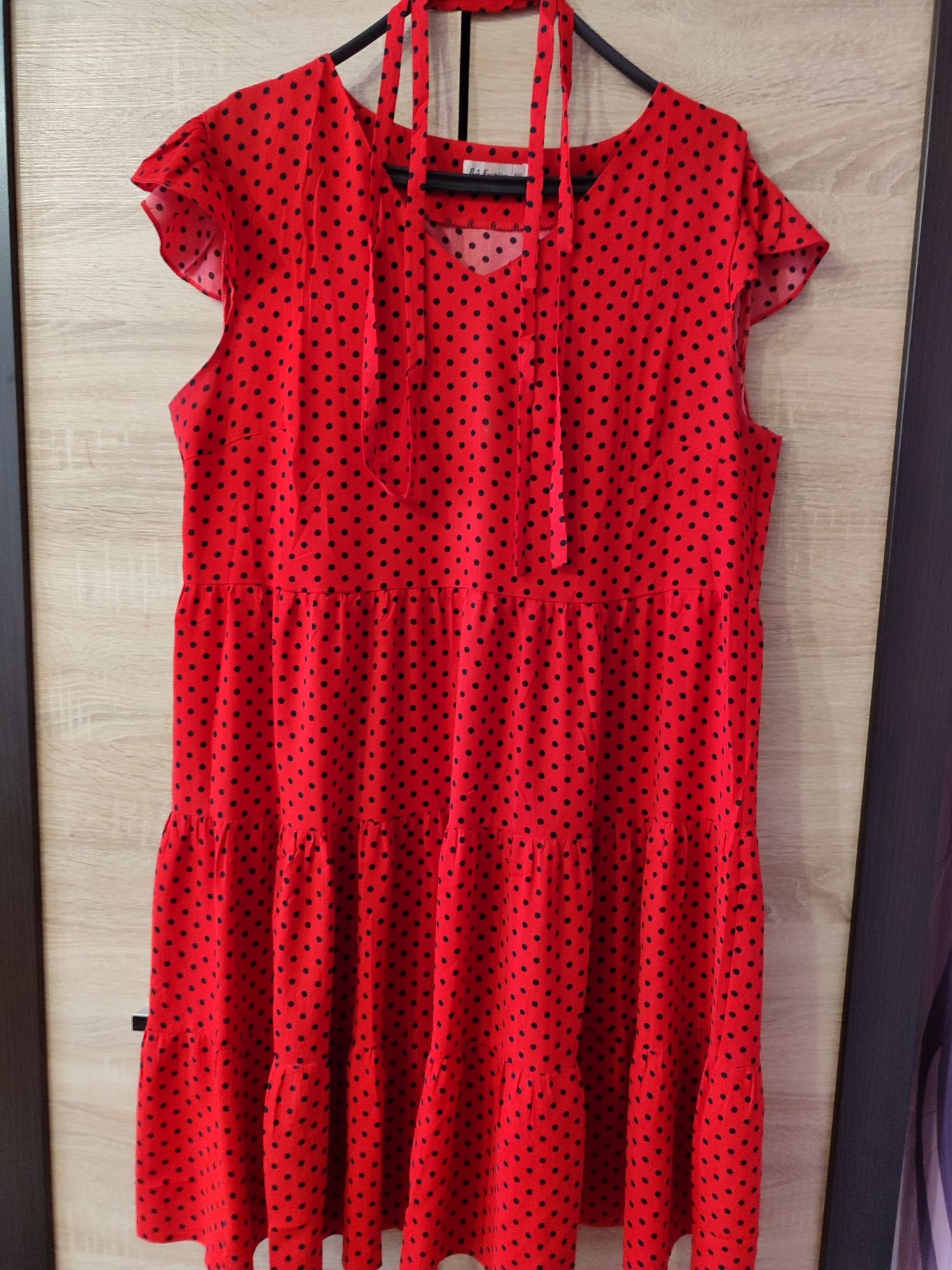 Красное платье свободного кроя