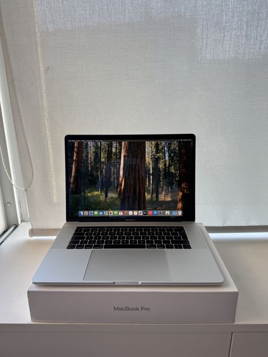 Apple Macbook Pro touch 2019 15 inch i7 16gb 256gb