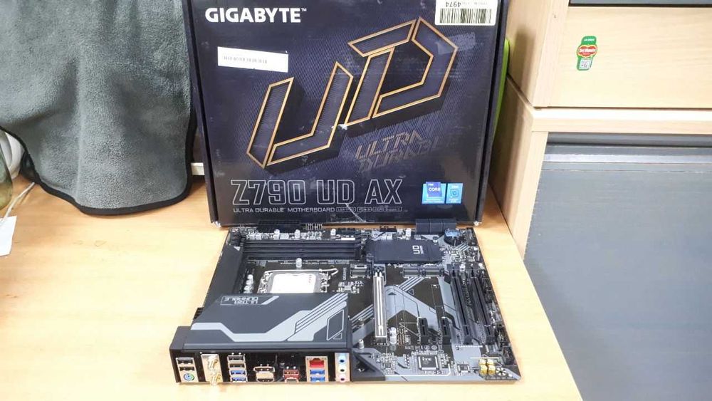 Материнська плата Gigabyte Z790 UD AX